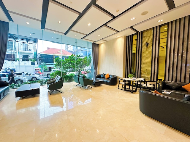 ゴールデン ワン モダン エスケープ バイ ソーベン ホームズ