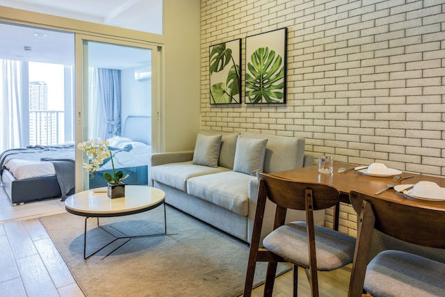 ゴールデン ワン モダン エスケープ バイ ソーベン ホームズ