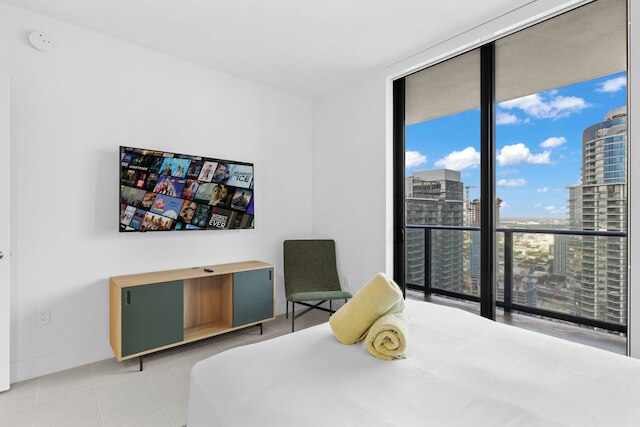 ラグジュアリー 45th-フロア コンド ウィズ シティ ビューズ