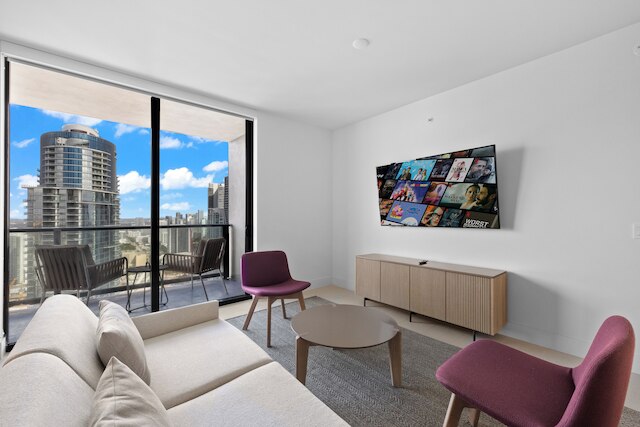 ラグジュアリー 45th-フロア コンド ウィズ シティ ビューズ