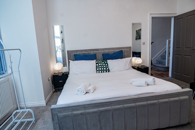 マンチェスター - 4 ベッド - スリープス 7 - ストリートパーキング