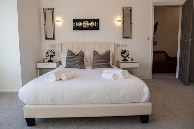 マンチェスター - 4 ベッド - スリープス 7 - ストリートパーキング