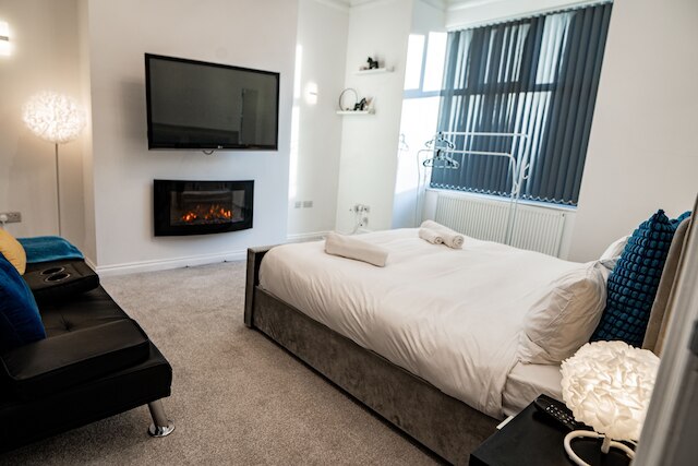 マンチェスター - 4 ベッド - スリープス 7 - ストリートパーキング