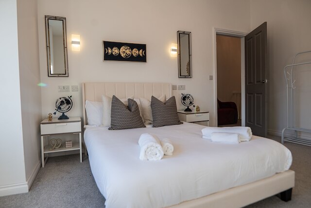 マンチェスター - 4 ベッド - スリープス 7 - ストリートパーキング