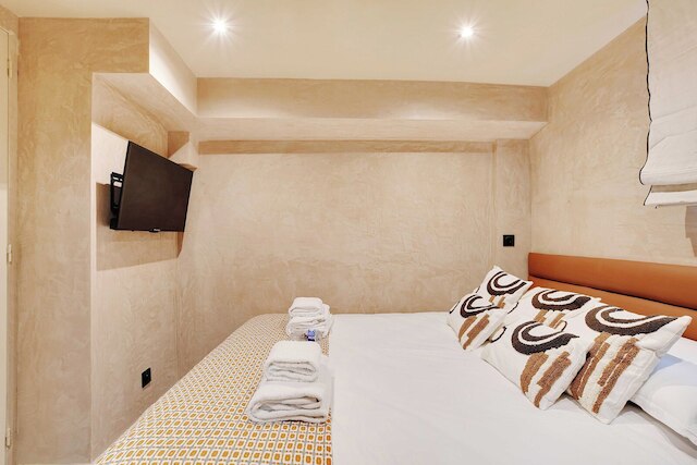 エレガンス アンド リファインメント フォー 10 モントルグイユ