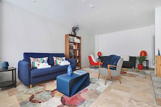 アパートメント ウィズ 3 ルームズ フォー 10 ピープル