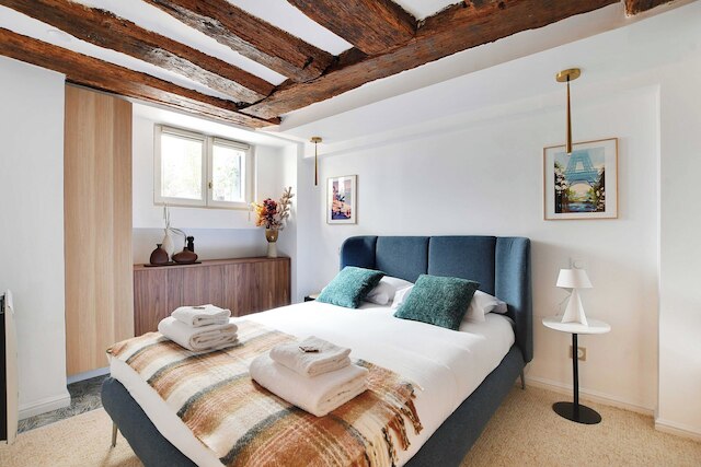 アパートメント ウィズ 3 ルームズ フォー 10 ピープル