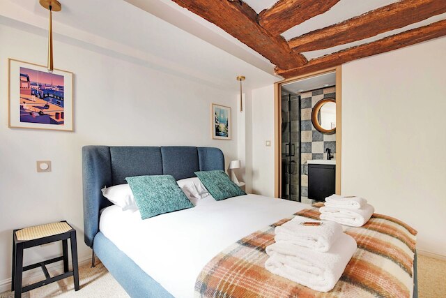 アパートメント ウィズ 3 ルームズ フォー 10 ピープル