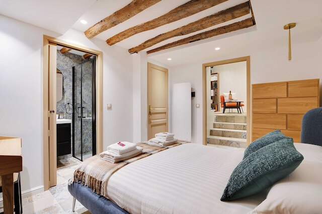 アパートメント ウィズ 3 ルームズ フォー 10 ピープル