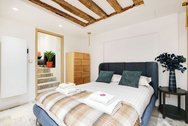 アパートメント ウィズ 3 ルームズ フォー 10 ピープル