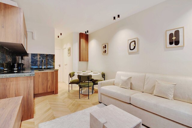 ブランド ニュー ホーム イン ザ ハート オブ ラテン クォーター