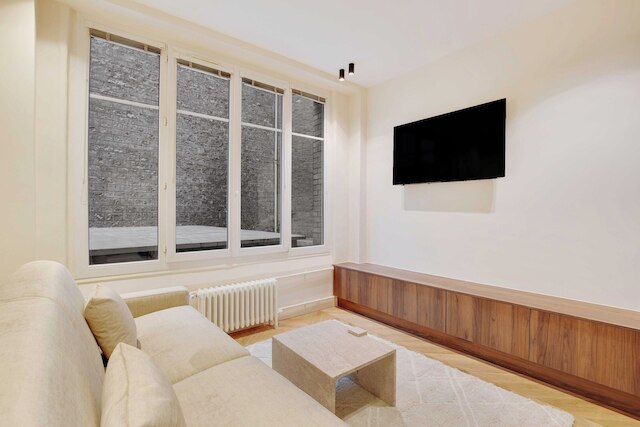 ブランド ニュー ホーム イン ザ ハート オブ ラテン クォーター