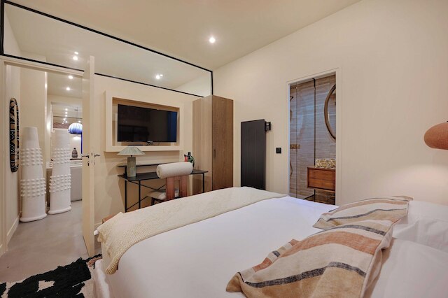 アパートメント ウィズ 4 ルームズ フォー 8 ピープル