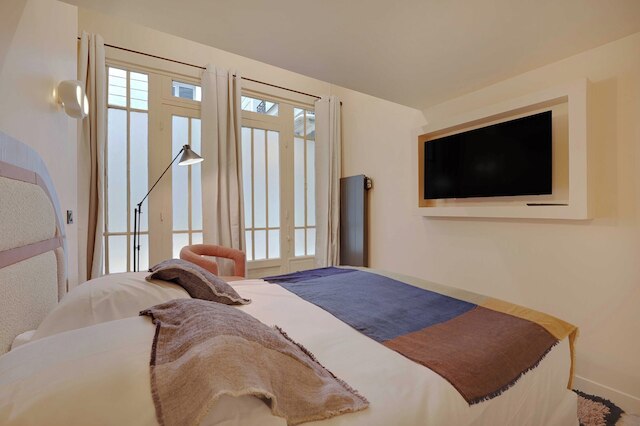 アパートメント ウィズ 4 ルームズ フォー 8 ピープル