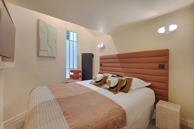 アパートメント ウィズ 4 ルームズ フォー 8 ピープル