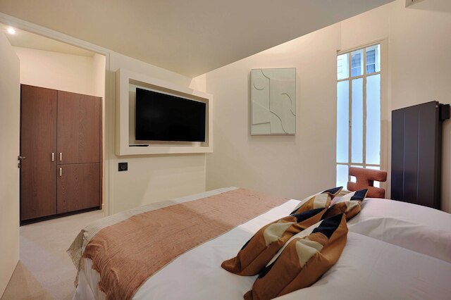 アパートメント ウィズ 4 ルームズ フォー 8 ピープル