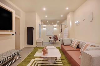 アパートメント ウィズ 4 ルームズ フォー 8 ピープル