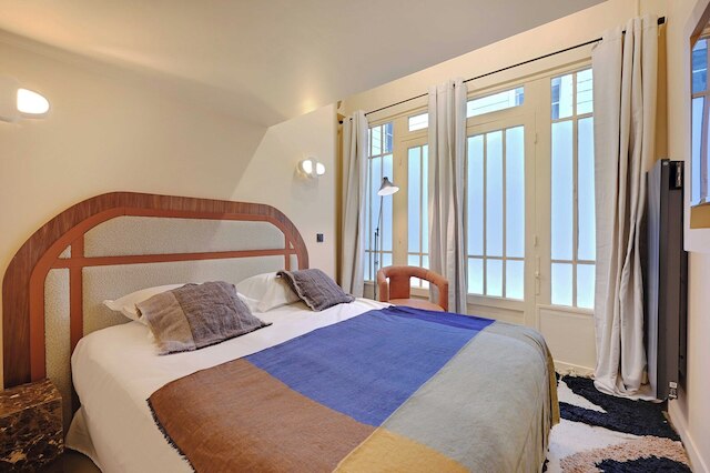 アパートメント ウィズ 4 ルームズ フォー 8 ピープル