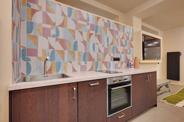 アパートメント ウィズ 4 ルームズ フォー 8 ピープル