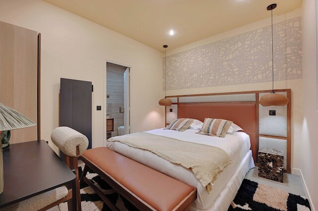 アパートメント ウィズ 4 ルームズ フォー 8 ピープル