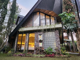 ヴィラ 4 ベッドルーム クラブ ブンガ No. 4 バトゥ マラン