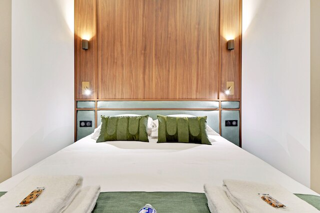 シック アンド スペーシャス アパートメント イン ザ ハート オブ パリ