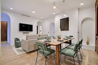 シック アンド スペーシャス アパートメント イン ザ ハート オブ パリ