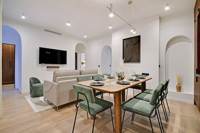 シック アンド スペーシャス アパートメント イン ザ ハート オブ パリ