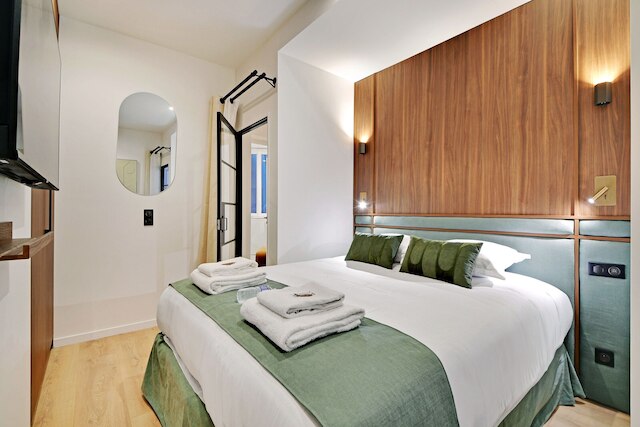 シック アンド スペーシャス アパートメント イン ザ ハート オブ パリ