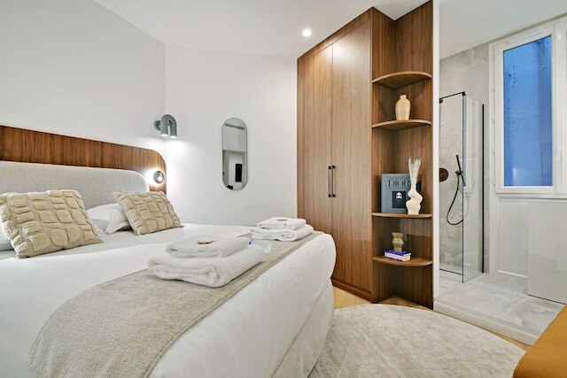 シック アンド スペーシャス アパートメント イン ザ ハート オブ パリ