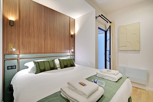 シック アンド スペーシャス アパートメント イン ザ ハート オブ パリ