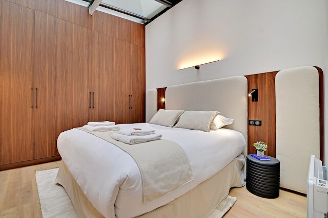 シック アンド スペーシャス アパートメント イン ザ ハート オブ パリ