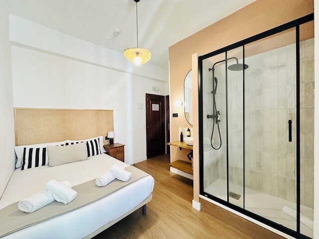 オーセンティック ブティック モンクロア