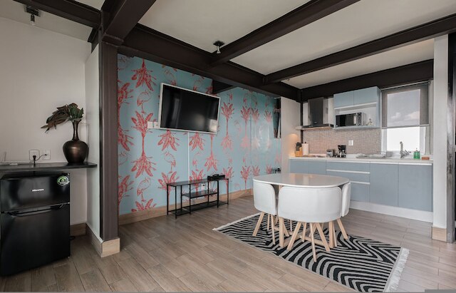 ザ フラミンゴ ルーフトップ スイート ユニーク デザイン イン ア セントリック ロケーション