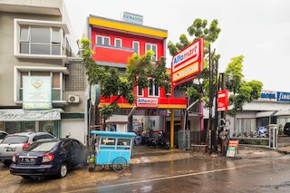 ホテル O リアウ ニア ゲドゥン サテ フォーマリー パトラディサ