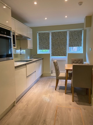 チャーミング ロンドン アパートメント ウィズ ガーデン ビューズ