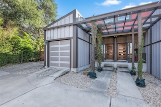 シック & ホーミー 3ベッドルーム クローズ トゥ ダウンタウン