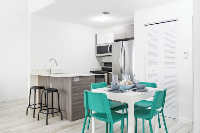 スタイリッシュ ステイ バイ ウィンウッド & ビスケイン ベイ