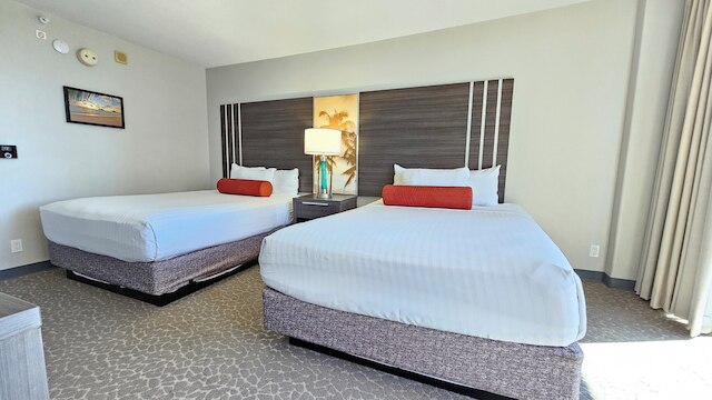 パームス アット ワイキキ バイ トロピカル エスケープス