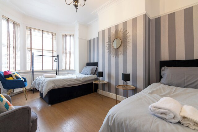 サルフォードシティ オアシス - スペーシャス 4 ベッドルーム ハウス