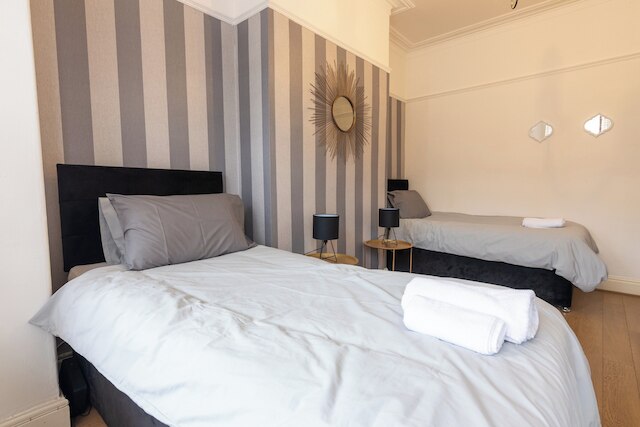 サルフォードシティ オアシス - スペーシャス 4 ベッドルーム ハウス