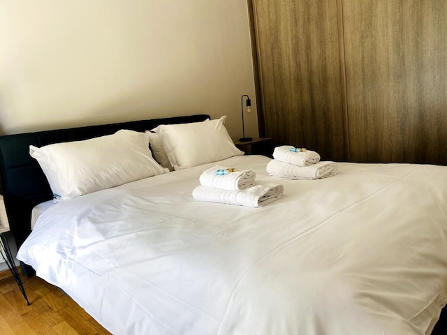 カリアティス - アパートメント オン ザ ロード オブ ヒストリー