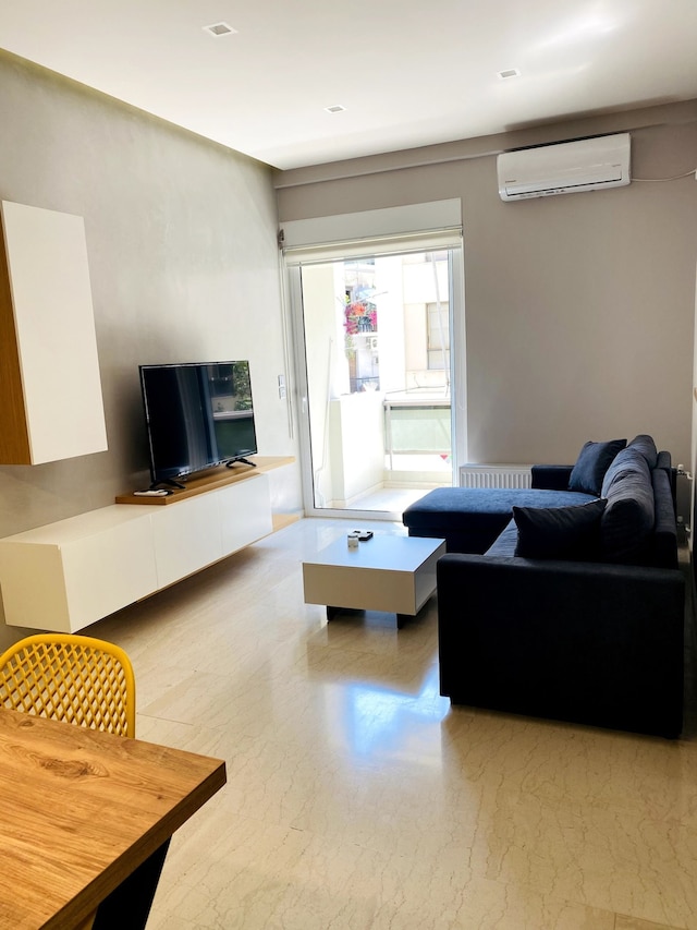 カリアティス - アパートメント オン ザ ロード オブ ヒストリー