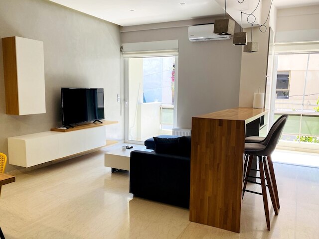 カリアティス - アパートメント オン ザ ロード オブ ヒストリー