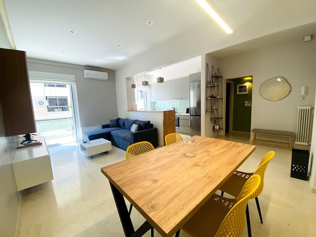 カリアティス - アパートメント オン ザ ロード オブ ヒストリー