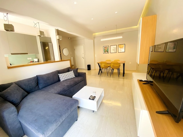 カリアティス - アパートメント オン ザ ロード オブ ヒストリー