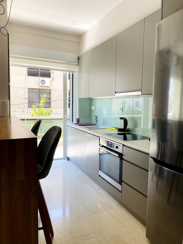 カリアティス - アパートメント オン ザ ロード オブ ヒストリー