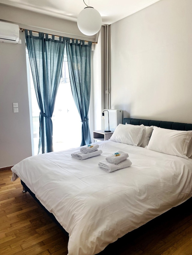 カリアティス - アパートメント オン ザ ロード オブ ヒストリー