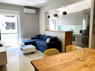 カリアティス - アパートメント オン ザ ロード オブ ヒストリー