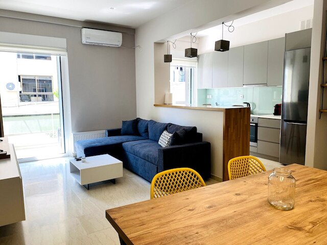 カリアティス - アパートメント オン ザ ロード オブ ヒストリー